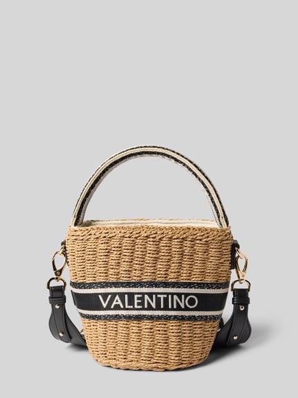 Produktfoto, Handtasche in Flecht-Optik von VALENTINO BAGS, efekt plecionki, wyhaftowane logo, odpinany pasek na ramię, główna przegroda, Szerokość w rozmiarze 1: 23 cm, długość w rozmiarze 1: 19 cm, głębokość w rozmiarze 1: 14 cm, długość paska na ramię w rozmiarze 1: 104 cm