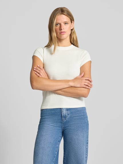 Frauenmodel trägt T-Shirt mit Rundhalsausschnitt Modell 'EVERYDAY' von Topshop in Weiß, gerader Schnitt, reine Baumwolle, Ganzkörperansicht von vorne. Rückenlänge bei Größe S beträgt 58 cm.