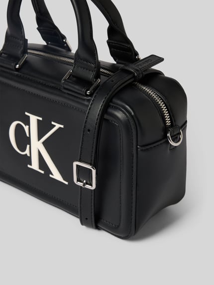 Produktfoto, Crossbody Bag in Leder-Optik von CK Calvin Klein mit Logo-Print, Hauptfach mit Reißverschluss, schwarzes glattes Material