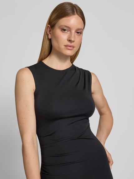 Frauenmodel trägt Midikleid aus Viskose-Mix mit Drapierungen von Jake*s Collection in Schwarz, Figurbetont, Rundhalsausschnitt, Nahaufnahme Oberkörper. Rückenlänge bei Größe S: 130 cm, Brustweite: 38 cm, Stretch-Anteil.