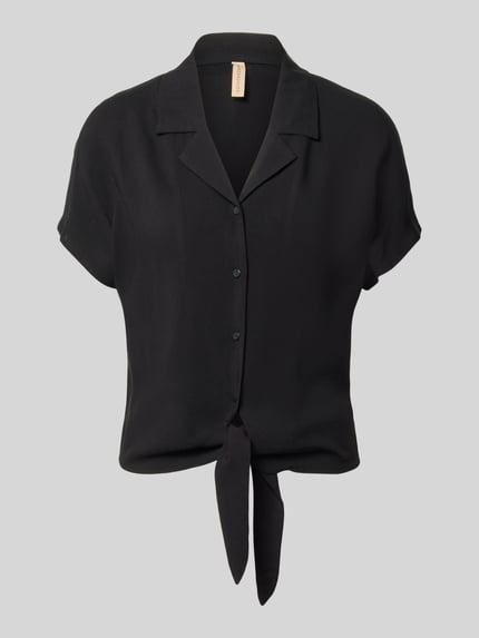 Produktfoto, schwarze Regular Fit Bluse aus reiner Viskose mit Reverskragen, Knopfleiste und Knotendetail, Modell 'RADIA' von Soyaconcept, Rückenlänge 55 cm, Ärmellänge 10 cm, glatte Textur