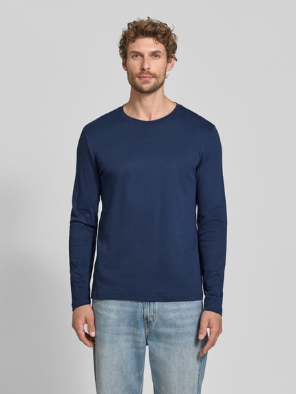Männermodel trägt Longsleeve aus reiner Baumwolle von Christian Berg Men in Dunkelblau, lockere Passform, Ganzkörperansicht von vorne.
