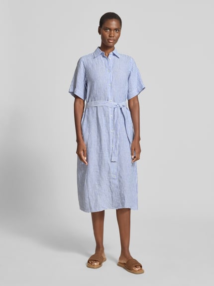 Frauenmodel trägt Hemdblusenkleid aus Leinen mit Bindegürtel von Gant, Taillierter Schnitt, Midikleid, Hemdblusenkragen, Knopfleiste, Ganzkörperansicht von vorne.