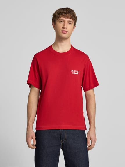 Männermodel trägt Herren T-Shirt mit Statement-Print Modell 'NORREBRO' von Jack & Jones aus Reine Baumwolle, Gerader-Schnitt, Rundhalsausschnitt, Ganzkörperansicht von vorne.