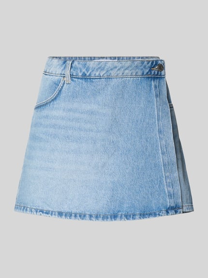 Produktfoto, Jeans-Skort in hellblauer Waschung von REVIEW aus Reine Baumwolle mit Wickel-Optik, Eingrifftasche, Gesäßtaschen, ca. 41 cm Bundweite und 36 cm Gesamtlänge bei Größe S.