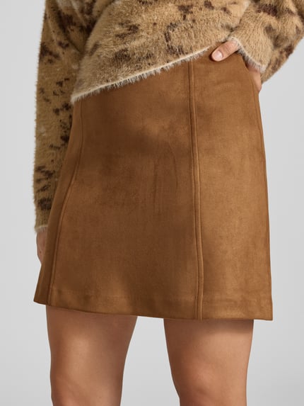 Frauenmodel trägt Ausgestellter Mini-Rock mit Teilungsnähten Modell 'DONNAHAZEL' von VERO MODA, warmes Braun, glatte Textur, Nahaufnahme Oberkörper, Damen Mini-Rock von VERO MODA.