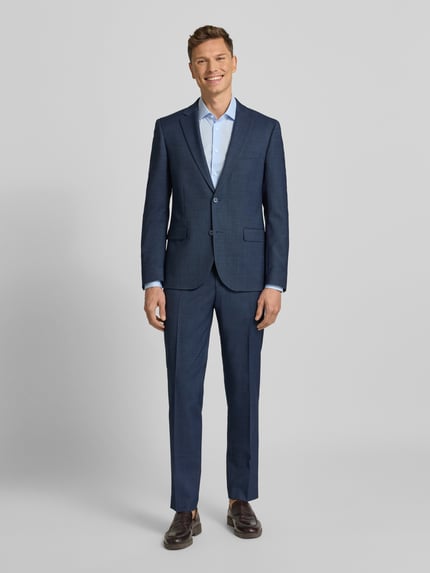 Männermodel trägt Regular Fit Anzughose mit Bügelfalten von bugatti, Material-Mix mit Schurwoll-Anteil, Ganzkörperansicht von vorne.
