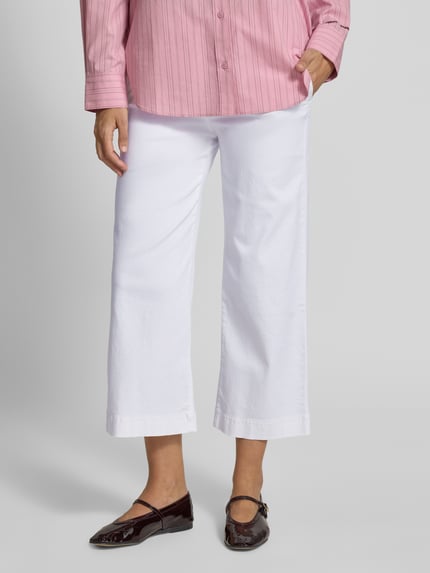 Frauenmodel trägt Loose Fit Culotte aus Baumwoll-Mix Modell 'PAM CULOTTE' von Raphaela By Brax in Weiß, unifarben, cropped, Nahaufnahme Unterkörper.