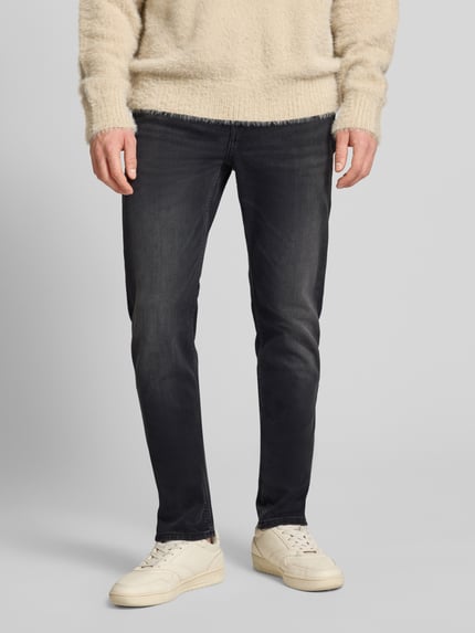 Männermodel trägt Jeans mit 5-Pocket-Design von Calvin Klein Jeans in Schwarz, Slim Fit, Baumwoll-Elasthan-Mix, Ganzkörperansicht von vorne.