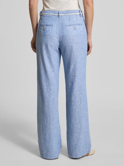 Frauenmodel trägt Hose aus Leinen-Baumwoll-Mix mit Bindegürtel von Christian Berg Woman, hellblau, Eingrifftaschen, Wide Leg, Ganzkörperansicht Rückansicht.