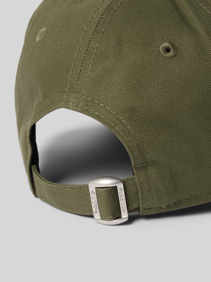 Produktfoto, olivgrüne Baumwoll-Base Cap mit Motiv-Stitching, Logo-Stitching und Curved Visor, Base Cap mit Motiv-Stitching von New Era