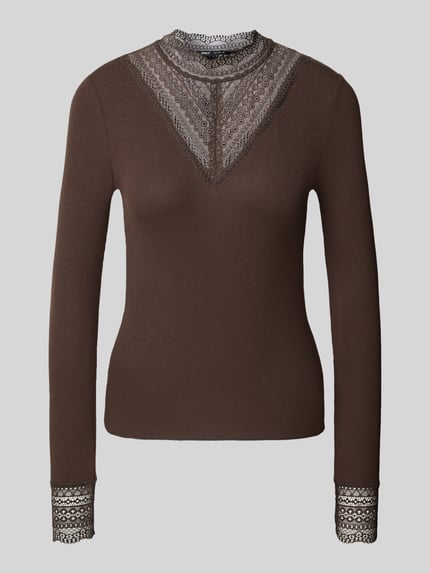 Produktfoto, braunes Slim Fit Langarmshirt aus Viskose-Mix Modell 'TILDE' von ONLY mit Spitze an Bund und Ausschnitt, Damen Langarmshirt von ONLY