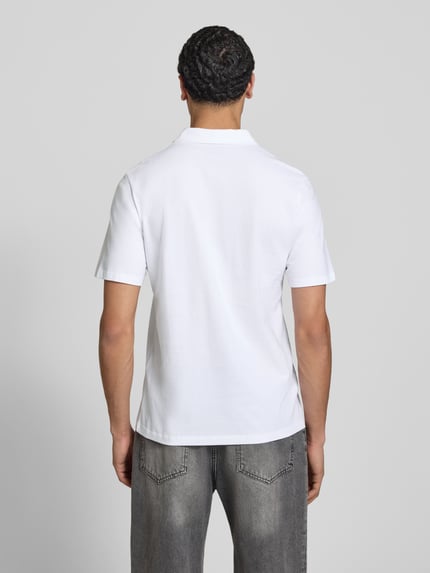 Männermodel trägt Poloshirt mit Label-Print Modell 'BRANDON' von Jack & Jones, Reine Baumwolle, Regular-Fit, Rückenlänge 71 cm, Ganzkörperansicht Rückansicht.