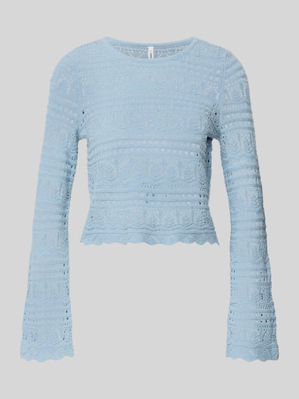 Produktfoto, hellblauer Cropped Strickpullover aus Baumwoll-Mix Modell 'ELKE' von Only im Boxy Fit und Lochstrickmuster auf weißem Hintergrund.