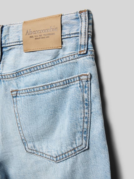 Produktfoto, Jeansshorts mit Eingrifftaschen von Abercrombie&Fitch aus reiner Baumwolle im Used-Look, blaue Denim-Optik, Detailaufnahme