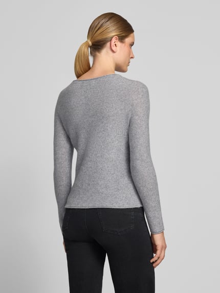 Frauenmodel trägt Regular Fit Longsleeve aus Kaschmir-Mix von Christian Berg Woman in Hellgrau mit Ziernaht und Rundhalsausschnitt, Ganzkörperansicht Rückansicht.