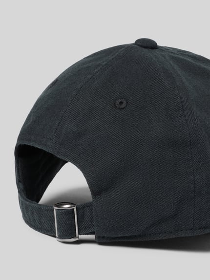 Produktfoto, Base Cap mit Logo-Stitching von PEAK PERFORMANCE, schwarze Baumwolle, gebogener Schirm, Metallschnalle, Rückansicht.