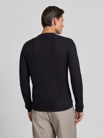 Männermodel trägt Strickpullover mit Struktur-Muster von Emporio Armani, Schwarz, taillierter Schnitt, Rückenansicht, Ganzkörperansicht Rückansicht.
