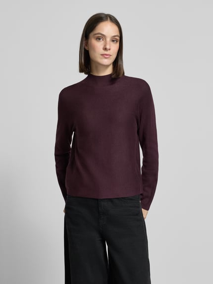 Frauenmodel trägt Regular Fit Strickpullover aus Viskose-Mix mit Stehkragen von COMMA, bordeaux, Ripp-Struktur, Nahaufnahme Oberkörper.