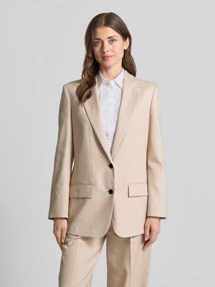 Kobiece model prezentuje Relaxed Fit Longblazer aus Viskose-Mix mit Leinen-Anteil Modell 'ANETALI' od HUGO, efekt: dwukolorowy, krój: krój relaxed fit, kołnierz z połami, rozcięcie z tyłu, zapięcie na 2 guziki, długi rękaw, kieszenie z patką, mieszanka wiskozy i lnu, ujęcie: całkowita sylwetka z przodu.