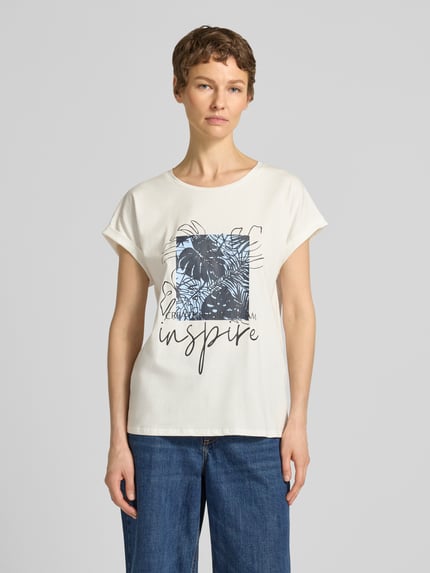 Frauenmodel trägt T-Shirt mit fixiertem Ärmelaufschlag Modell 'RINA' von Soyaconcept, Baumwoll-Mix, Motiv-Print, Ganzkörperansicht von vorne.