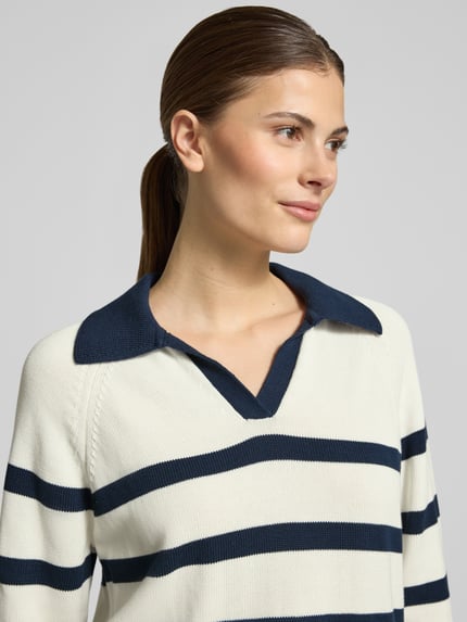 Frauenmodel trägt Gestreifter Pullover mit Polokragen von Stefanel in Creme mit blauen Streifen, Baumwolle, Nahaufnahme Oberkörper.