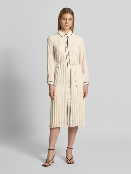 Vrouwenmodel draagt Regular Fit midi-jurk in plooien-look van comma, platte kraag, getailleerde pasvorm, met lange mouwen, afneembare tailleband, doorlopende knoopsluiting, crème kleur, gladde textuur, ruglengte maat 36: 120 cm, borstwijdte 50 cm, mouwlengte 64 cm, geheel frontaal zicht.