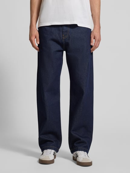 Männermodel trägt Jeans mit Eingrifftaschen Modell 'Landon Pant Robertson' von Carhartt Work In Progress in Dunkelblau, Relaxed Fit, Ganzkörperansicht von vorne