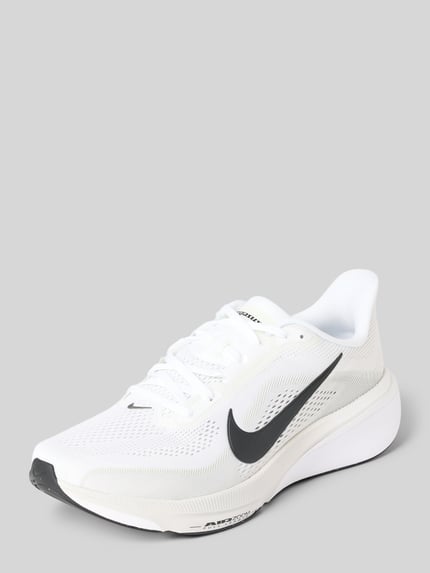 Produktfoto, Herren Sneaker mit Logo-Print, abgerundete Passform, Schnürverschluss, Modell 'Pegasus' von Nike, Weiß mit schwarzem Logo, Absatzhöhe 5 cm, Schafthöhe 6 cm, Schaftweite 10 cm, glatte Textur, klare Linien.