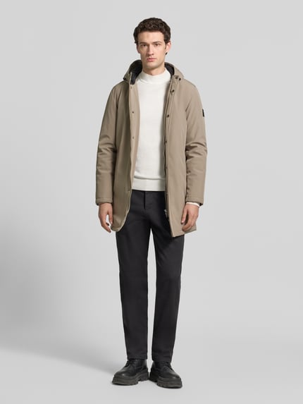 Mannelijk model draagt beige Jacke mit Eingrifftaschen Modell 'Madeston' van Matinique, regular fit, materiaal-mix, volledige lichaamsaanzicht van voren.