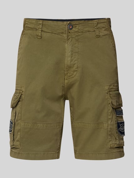 Produktfoto, Bermudas mit Cargotaschen von Petrol in Olivgrün aus Baumwoll-Mix mit Stretch-Anteil, Regular-Fit, Label-Patches, Eingrifftaschen, Bundweite 46 cm, Innenbeinlänge 24 cm Größe M, glatte Oberfläche, gerade Form