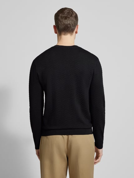 Männermodel trägt schwarzen Strickpullover aus Viskose-Mix von ARMANI EXCHANGE mit Rundhalsausschnitt, Strick-Optik, Rückansicht.
