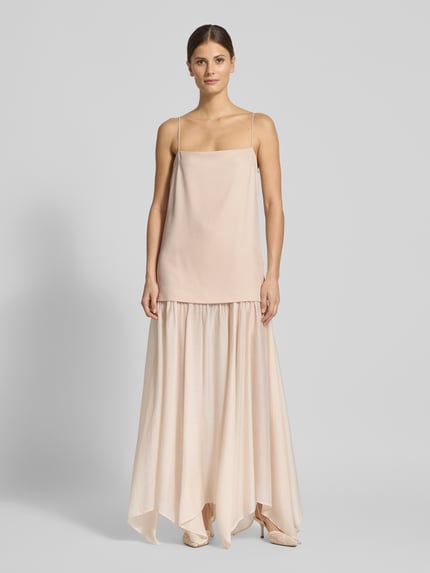 Modelka kobieca nosi Zweiteiliges Trägerkleid in Maxilänge - curated by Vicky Heiler od SIC, półprzezroczysty design, prosta forma, fałdowana struktura, prosty dekolt, cienkie ramiączka, długość tyłu w rozmiarze 38: 115 cm, szerokość w rozmiarze 38: 44 cm, jasnobeżowe odcienie, widok całej sylwetki z przodu.