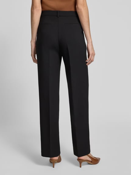 Frauenmodel trägt Hose mit Bügelfalten von MORE & MORE, Material-Mix mit Viskose-Anteil, Regular Fit, Ganzkörperansicht Rückansicht.