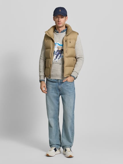 Männermodel trägt Regular Fit Sweatshirt aus Baumwoll-Mix von Polo Ralph Lauren in Optik: Unifarben mit Motiv-Print, Ganzkörperansicht von vorne.