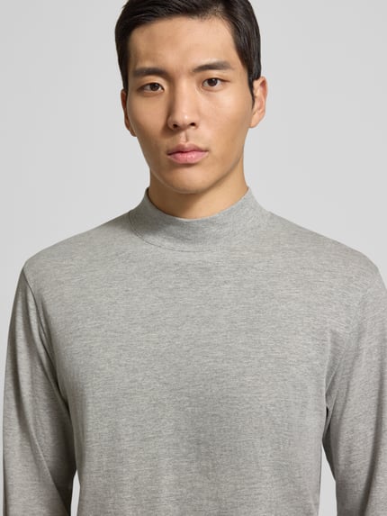 Männermodel trägt Longsleeve mit gerippten Abschlüssen von RAGMAN in Grau, reine Baumwolle, Stehkragen, Nahaufnahme Oberkörper