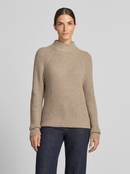 Frauenmodel trägt beigefarbenen Strickpullover aus Kaschmir-Baumwoll-Mix Modell 'LONA' von 0039 Italy, Stehkragen, Regular Fit, Ganzkörperansicht von vorne.