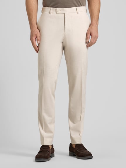Männermodel trägt Regular Fit Anzug mit Viskose-Anteil von HECHTER PARIS in Beige, Elastischer-Material-Mix, Ganzkörperansicht von vorne.