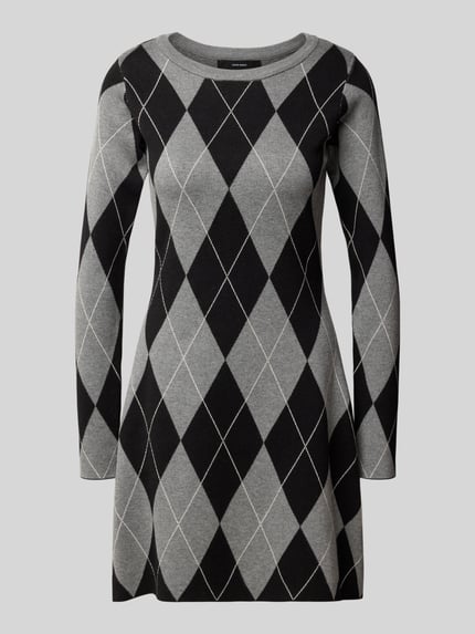 Produktfoto, Strickkleid mit Seitenschlitzen von VERO MODA in grauer und schwarzer Rauten-Strickoptik, unifarbenes Mini-Kleid mit Rundhals, langen Ärmeln und seitlichen Schlitzen