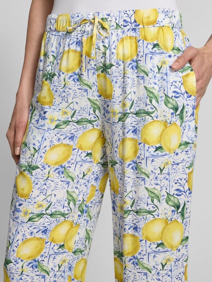 Vrouwenmodel draagt Caprihose aus Viskose im Allover-Look van Christian Berg Woman, zuiver viscose, relaxed fit, all-over look, elastische band, bandwijdte maat 36: 40 cm, binnenbeenlengte maat 36: 63 cm, detailopname taille en bovenbenen.