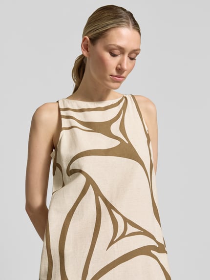 Frauenmodel trägt Minikleid mit Leinen-Anteil und U-Boot-Ausschnitt von Vila, cremefarbener Viskose-Mix mit braunem Muster, Nahaufnahme Oberkörper.