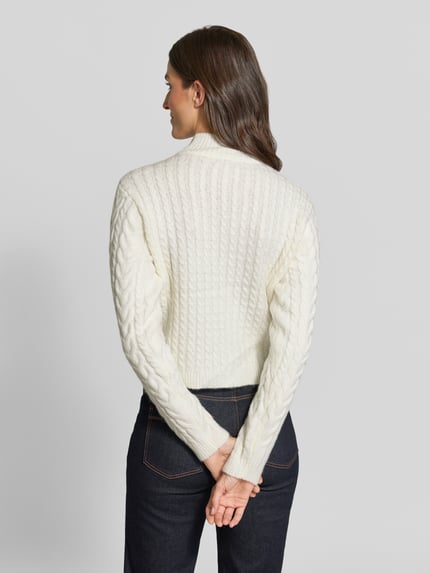 Vrouwenmodel draagt gebreide pullover met Kabelpatroon, Materiaalmix met wol, regular fit, opstaande kraag, wikkellook van Apricot, ruglengte maat S 50 cm, mouwlengte 64 cm, Ganzkörperansicht Rückansicht.
