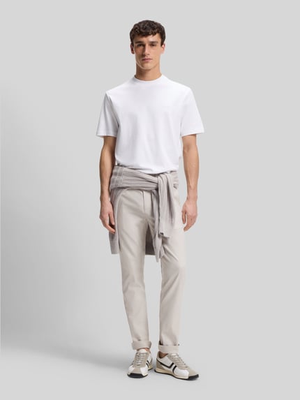 Männermodel trägt Regular Fit T-Shirt aus reiner Baumwolle Modell 'TE_INTERLOCK' von BOSS Orange in Weiß, unifarben, kurzarm, Ganzkörperansicht von vorne.