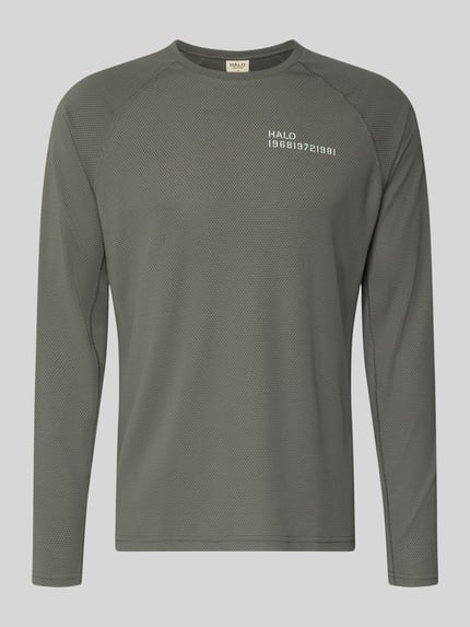 Produktfoto, bluzka z długim rękawem model 'SORONA' od HALO, krój regular fit, okrągły dekolt, nadruk z logo, długość tyłu w rozmiarze M: 66 cm