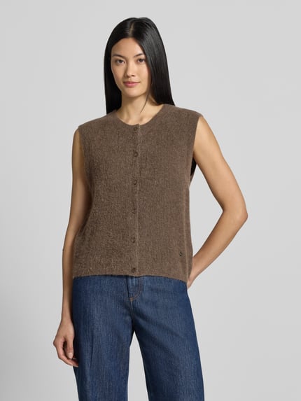 Frauenmodel trägt Regular Fit Cardigan aus elastischem Alpaka-Mix mit Knopfleiste von MOS MOSH in Braun, ärmellos, feine Textur, Ganzkörperansicht von vorne. Rückenlänge bei Größe S 46 cm.