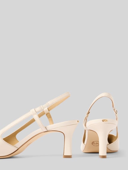 Produktfoto, Pumps aus echtem Leder Modell 'Alora' von MICHAEL Michael Kors in Beige mit spitzer Passform, offener Ferse, glatter Sohle und 8 cm Absatzhöhe, Schaftweite 6 cm.