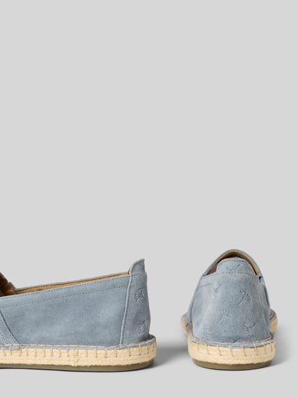 Produktfoto, Espadrilles mit Motiv-Prägung Modell 'velluto stampa lias' von JOOP! SHOES, zaokrąglony czubek, wytłoczony motyw na tyle, fakturowana podeszwa, wysokość obcasa w rozmiarze 45: 1 cm, wysokość cholewki w rozmiarze 45: 8 cm, szerokość w rozmiarze 45: 16 cm, jasnoniebieski z beżową podeszwą