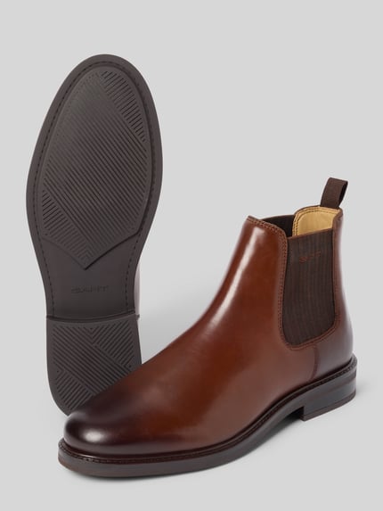 Produktfoto, Chelsea Boots mit seitlichen Stretcheinsätzen von GANT in unifarbener Lederoptik, strukturierte Gummisohle, Logo-Applikation.