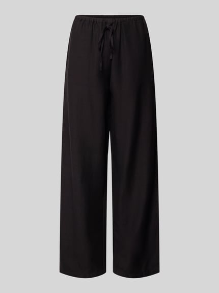 Produktfoto, schwarze Damen Stoffhose aus Viskose-Mix mit Leinen-Anteil, Wide-Leg-Pants, Eingrifftaschen, Tunnelzug, Modell 'PRISILLA' von Vila, Bundweite 35 cm, Innenbeinlänge 82 cm, schlichte Textur