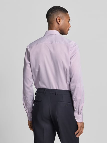 Männermodel trägt Slim Fit Business-Hemd mit Button-Down-Kragen von OLYMP Level Five, lila, reine katoen, rugaanzicht ganzkörper.